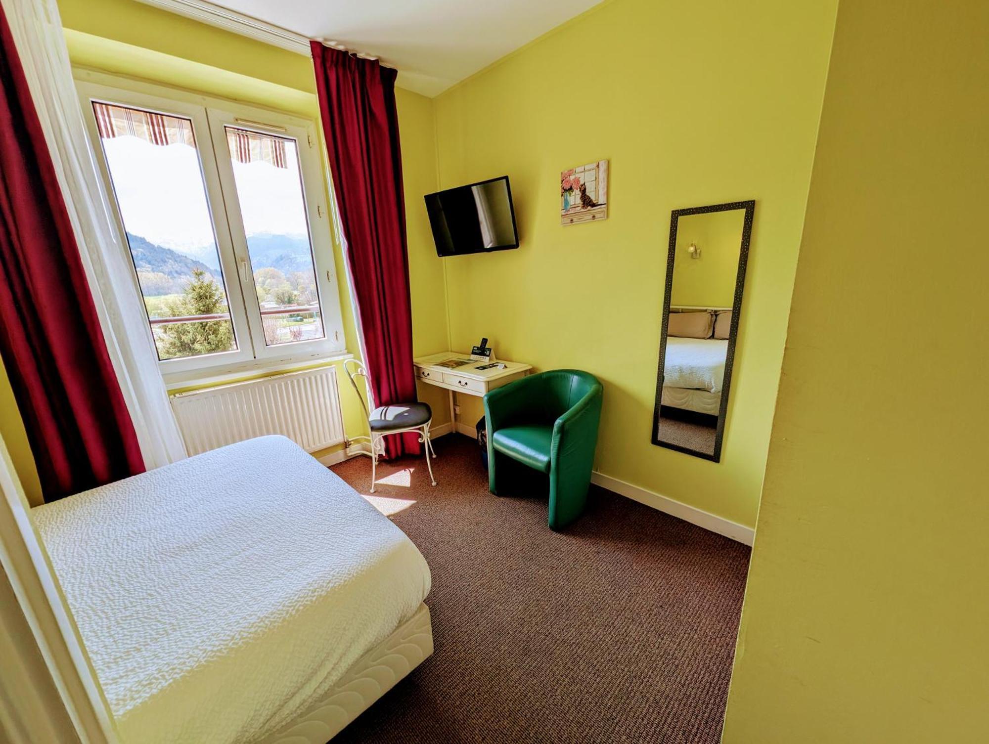 Logis Hotel Le Beau Site Chambon-sur-Lac Exterior photo
